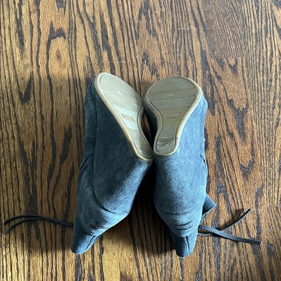 Like🎉TOMS Desert Wedge Dark Gray Suede Wedge Boots Size W7 - Picture 4 of 13